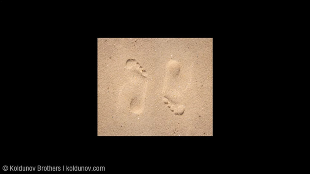 Предыдущая иллюстрация уменьшена для усиления иллюзии выпуклого следа на песке